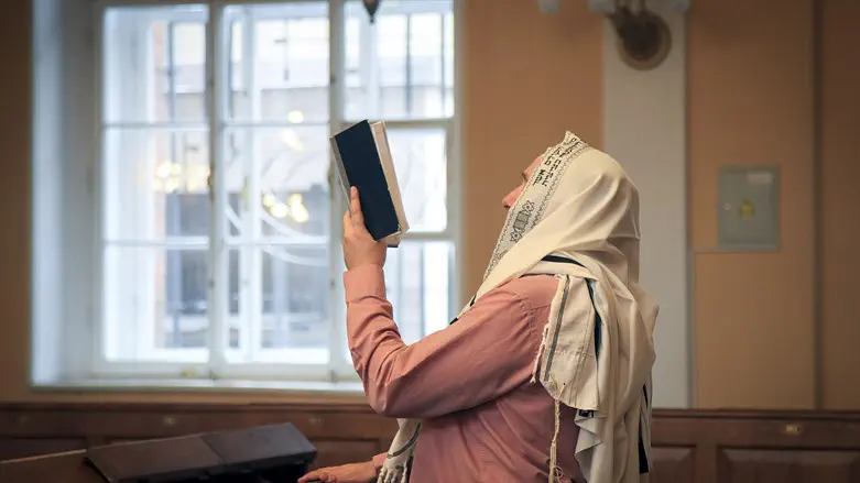 Jewish man prays at Chabad center in St. Petersburg (file)