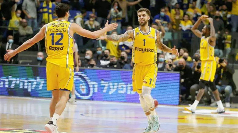 שחקני מכבי חוגגים ניצחון ליגה הערב