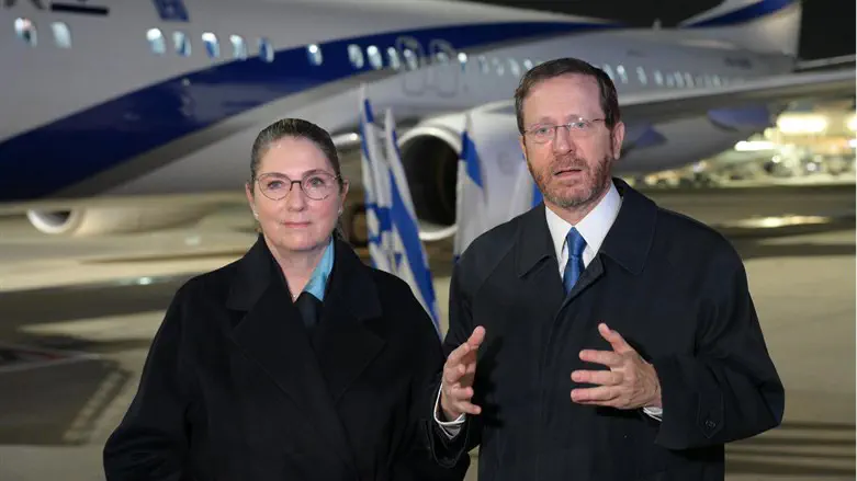 הנשיא הרצוג ורעייתו לפני ההמראה
