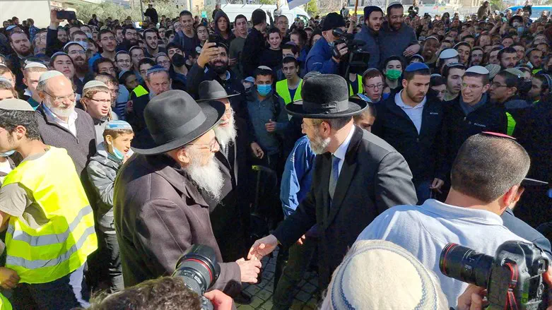 הרב לאו והרב טאו בהפגנת הנוער אתמול
