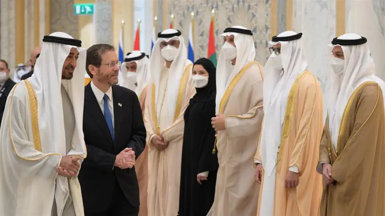 יצחק הרצוג ומוחמד בן זאיד 