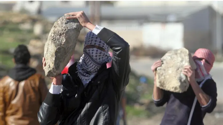 Арабы с камнями