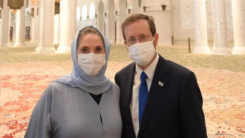 יצחק ומיכל הרצוג במסגד באבו דאבי