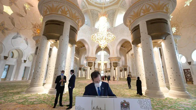 Pres Herzog visits Sheikh Zayed Grand Mosque