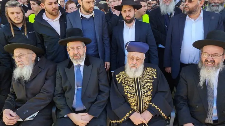 הרבנים הראשיים לצד הרב טאו והרב מיכה הלוי בהפגנה בתחילת השבוע