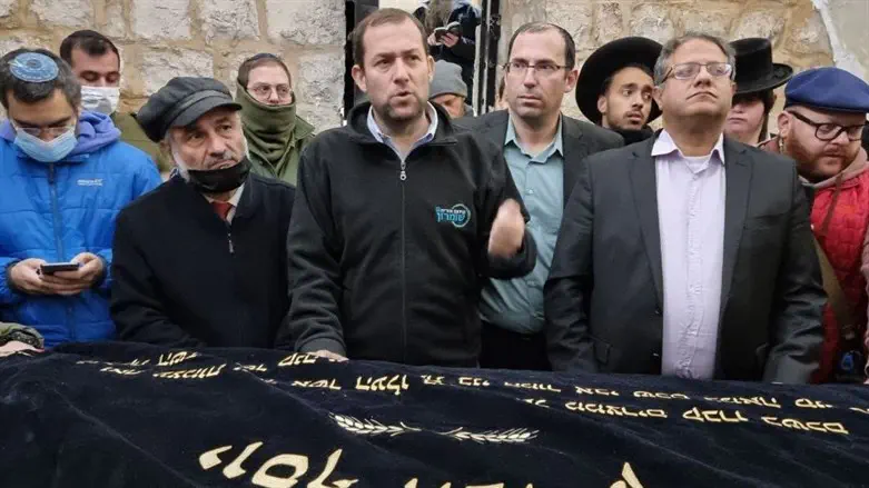 יוסי דגן עם חברי הכנסת בקבר יוסף