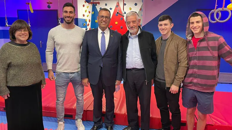 מייסדי זכרון מנחם, משה ליאון וכוכבי הנינג'ה