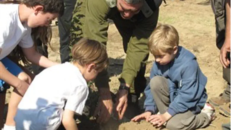 אלוף פיקוד הדרום נוטע עצים עם ילדי עוטף עזה