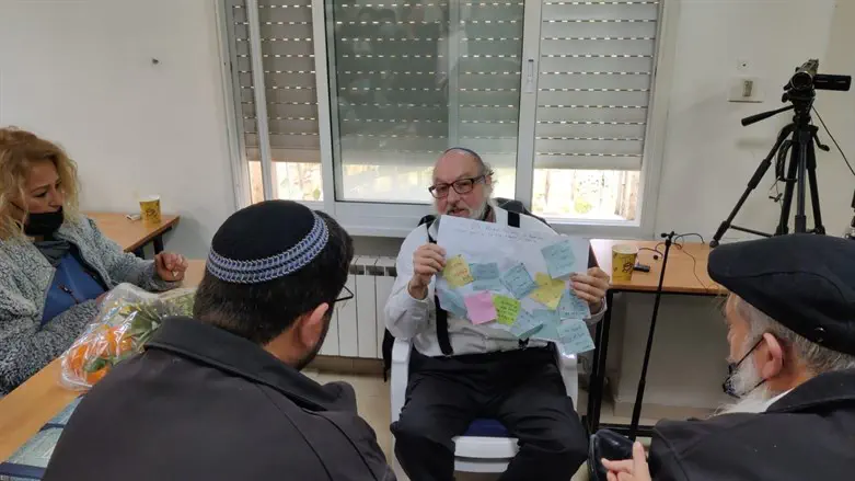 יהונתן פולארד עם לוח קבלות טובות