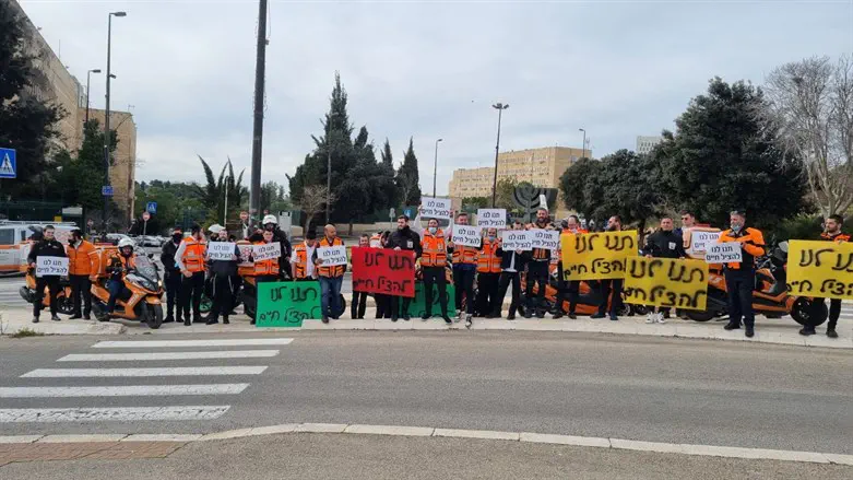כוננים ומתנדבים הפגינו בעד החוק צילום