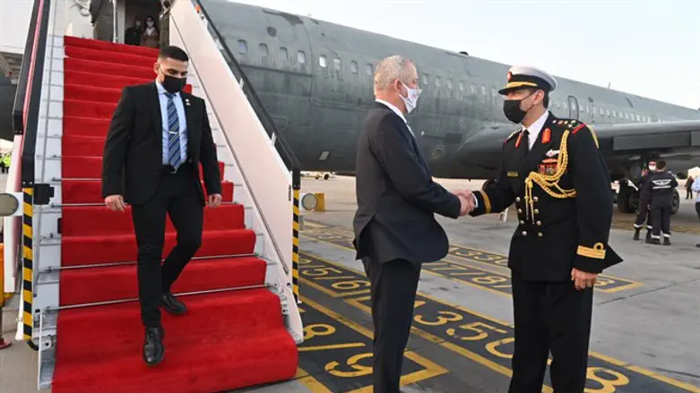 Бени Ганц прибыл в Бахрейн