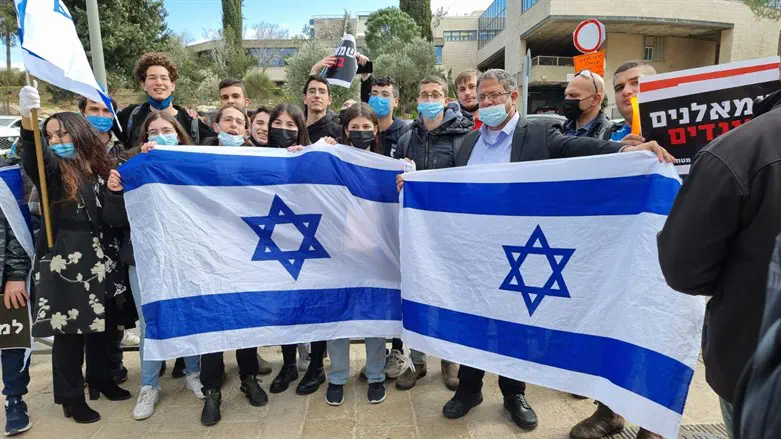 חבר הכנסת בן גביר ותלמידים מתיכון ליד"ה מפגינים נגד הרצאת הפורום