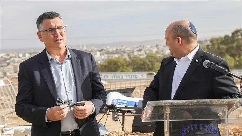 גם רה"מ לא יכול עליו. גדעון סער עם בנט