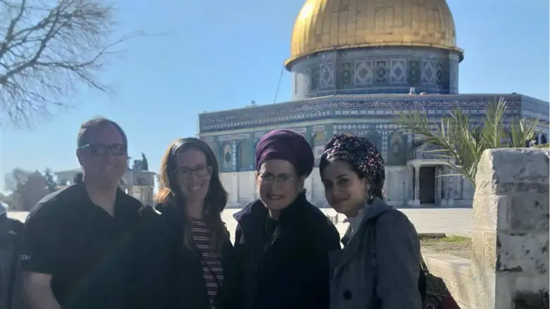 אורה רוזנצוויג (שנייה משמאל)