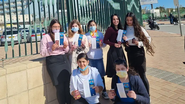 תלמידות אמי"ת מחלקות נרות ותפילה להשבת הבנים