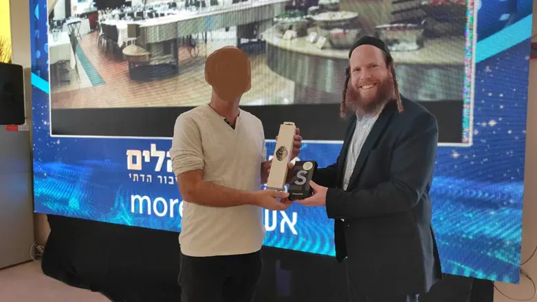 נתנאל פנישל מעניק את המתנה לע.ש