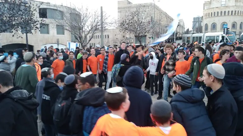 Митинг в поддержку ешивы Хомеш