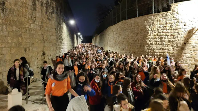 בני הנוער בדרך לכותל למען חומש