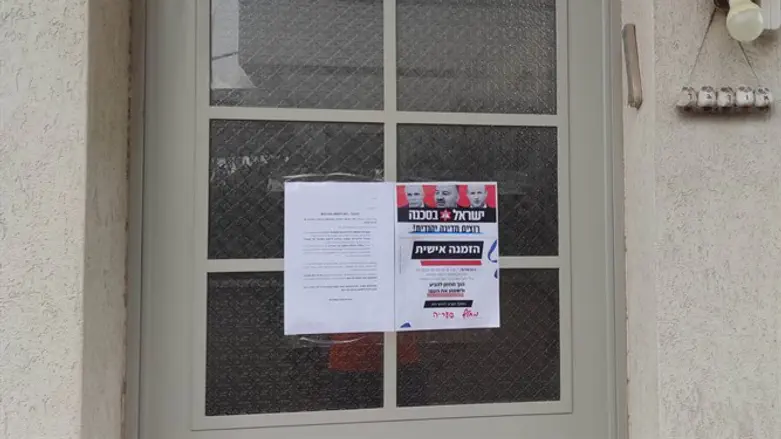 на двери дома депутата Кнессета Нира Орбаха