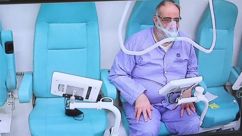 יגאל גואטה מטופל בתא לחץ