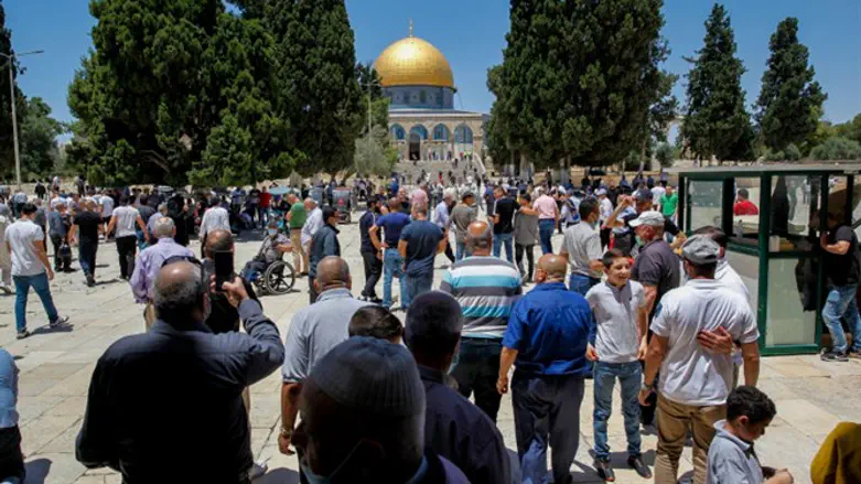 Верующие мусульмане посещают Храмовую гору