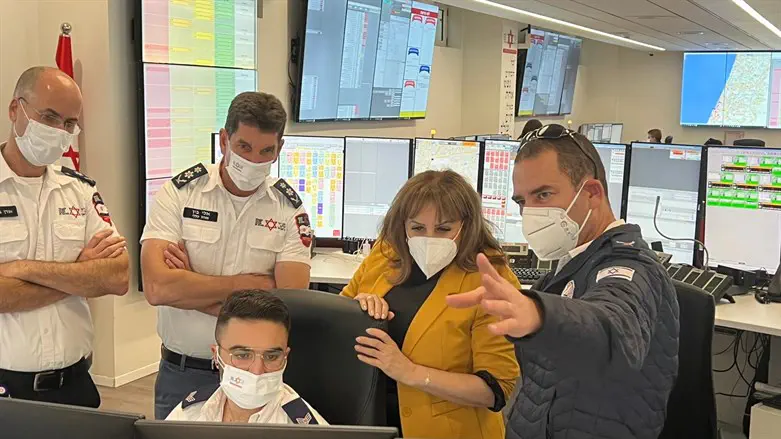 ח"כ קטי שטרית במוקד החירום של מד"א