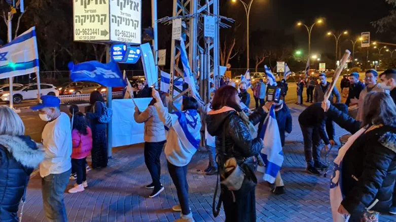 Участники демонстрации на одном из перекрестков нашей страны