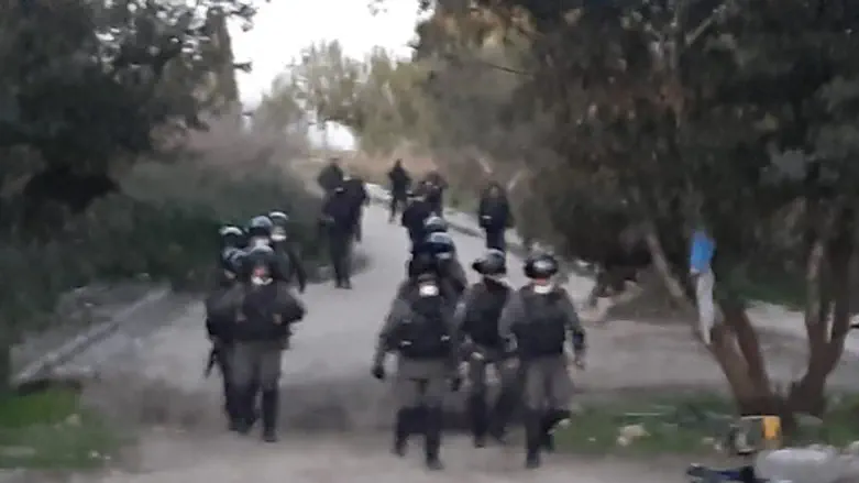 Бойцы спецназ прибывают в Хомеш