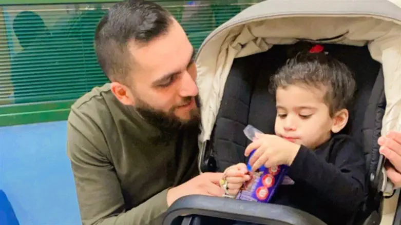 הילדה אלמה עם אביה