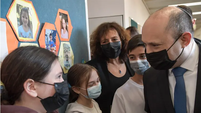 PM Bennett with students at Kfar Saba's Ussishkin School