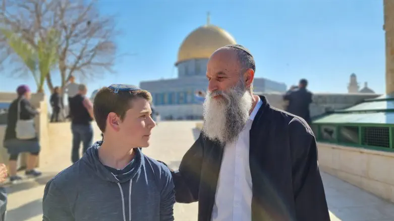 הרב יהודה קרויזר ונכדו