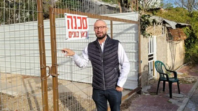 שמואל גלברמן בעת פיקוח על בניה לפני בדיקת ליקויים בדירות