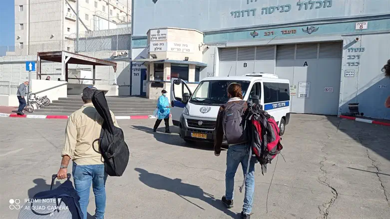 "הרשעת את בני ברצח לפני שנשמעה העדות הראשונה". הקטין א' בדרכו למאסר