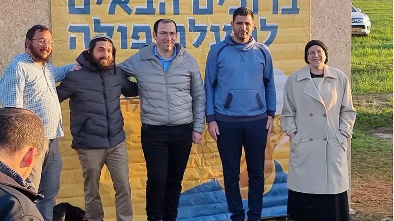 צבי סוכות (שני משמאל) במעלה פולה