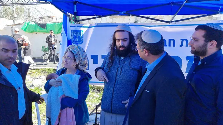 טל יושובייב ואשתו עם ח"כ איתמר בן גביר
