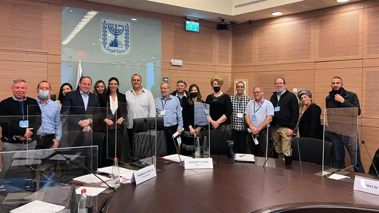 חוגגים את העלאת דמי הקיום לבנות השירות