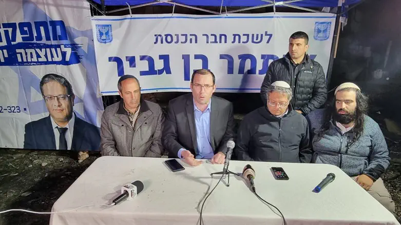 ח"כ בן גביר בלשכתו בשכונה יחד עם טל יושבייב וח"כ שמחה רוטמן