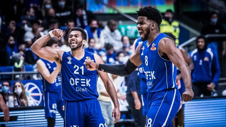 שחקני הרצליה חוגגים