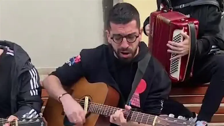 חנן בן ארי על הספסל ביפו