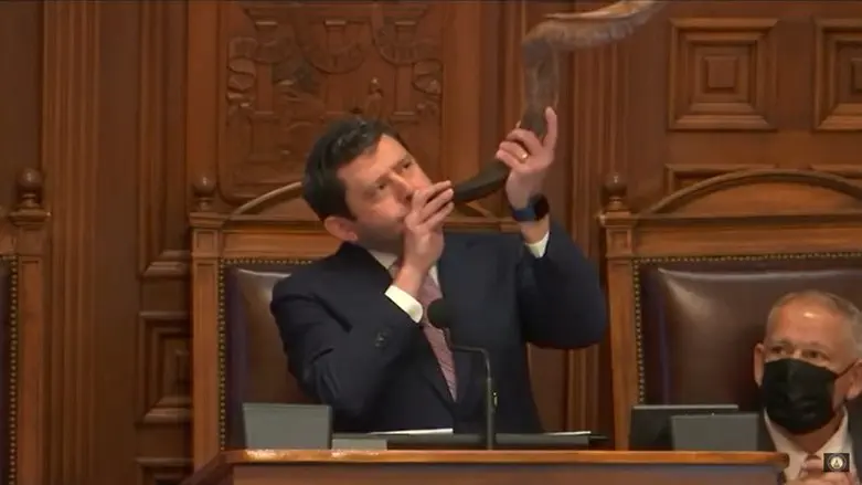 Rabbi Larry Sernovitz blows a shofar in the Georgia state legislature