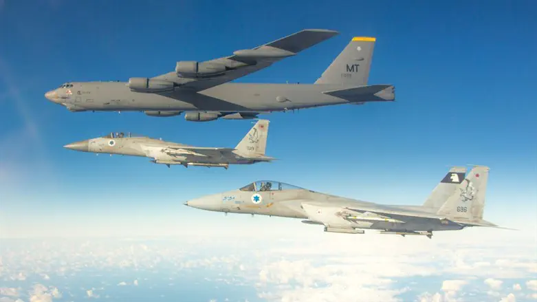 Israeli fighters escort US bomber