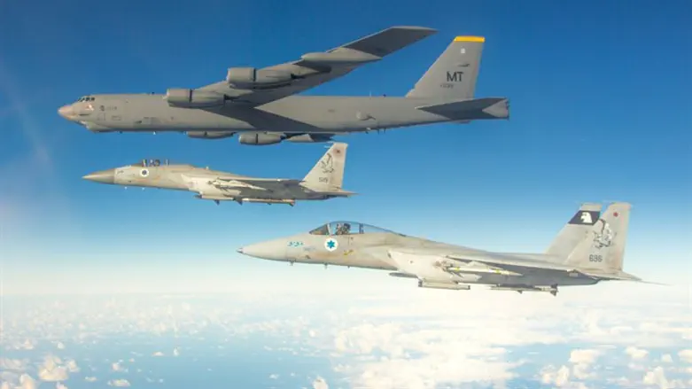 Израильские истребители и американский бомбардировщик