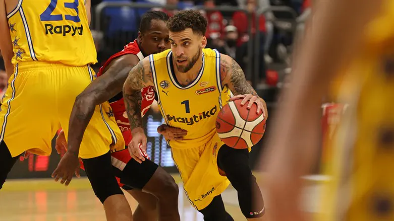 סקוטי ווילבקין מתקשה לעבור את הפועל תל אביב