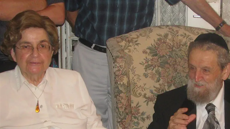 הרבנית נעמי עם הרב שאר ישוב