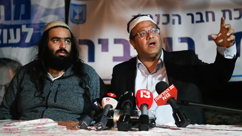 Итамар Бен-Гвир в своем депутатском офисе в районе Шимон ха-Цадик