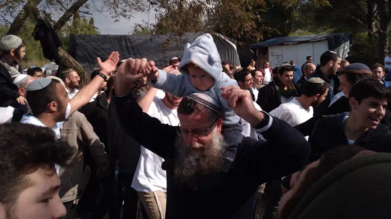 הרב זאב אלק רוקד בחומש עם נכדו, הבן של יהודה דימנטמן ז''ל