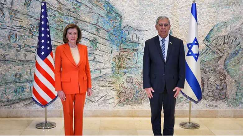 Мики Леви и Нэнси Пелоси