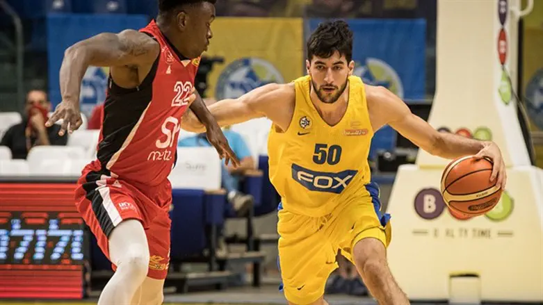 כדורסלן אמיתי, כאן אצלנו בבית הכנסת. או שלא? יובל זוסמן