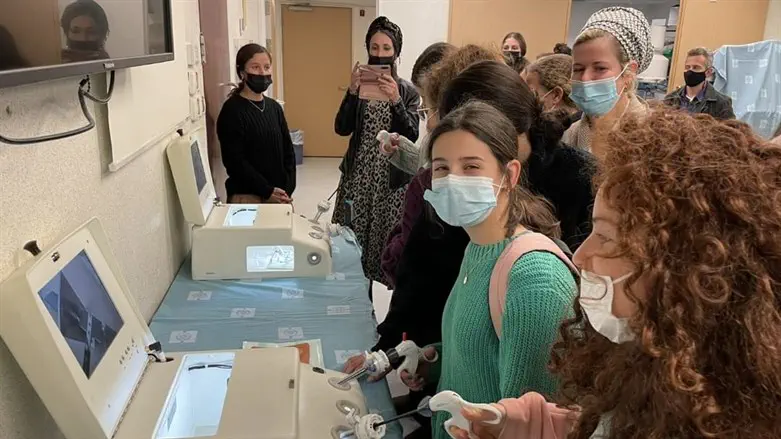 תלמידות אולפנת אמית עלי זהב במרכז לכירורגיה ניסויית בפקולטה לרפואה עין כרם
