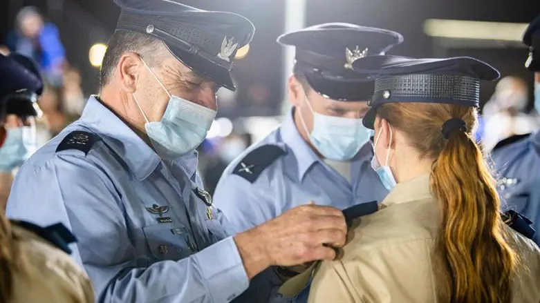 אחת הקצינות מקבלת את הדרגה